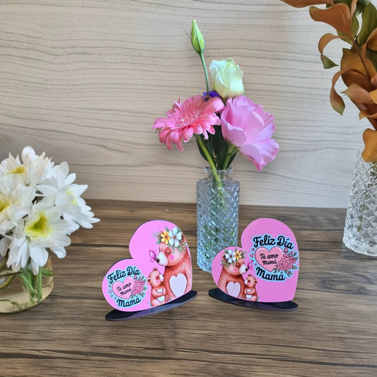 Mini galvano corazón IMAGINALASER con diseño sublimado de ositos y flores para el Día de la Madre sobre mesa de madera