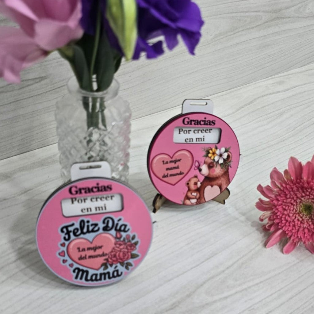 Medalla móvil circular IMAGINALASER para auto con diseño de mamá, acabado brillante y frases de agradecimiento
