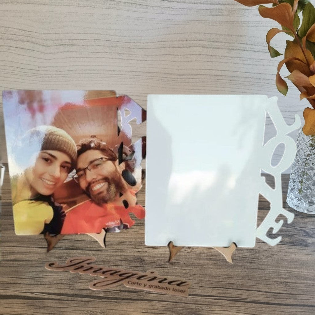 Porta retratos IMAGINALASER de MDF con diseño calado LOVE y atril de madera para escritorio