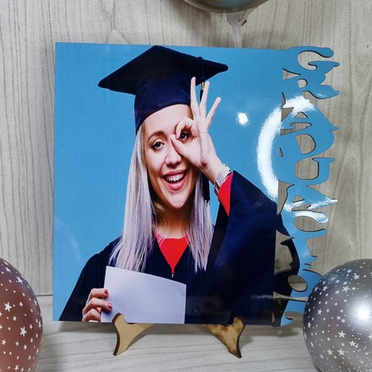 Porta retratos IMAGINALASER de MDF sublimado con foto de graduada y detalle lateral calado sobre atril de madera